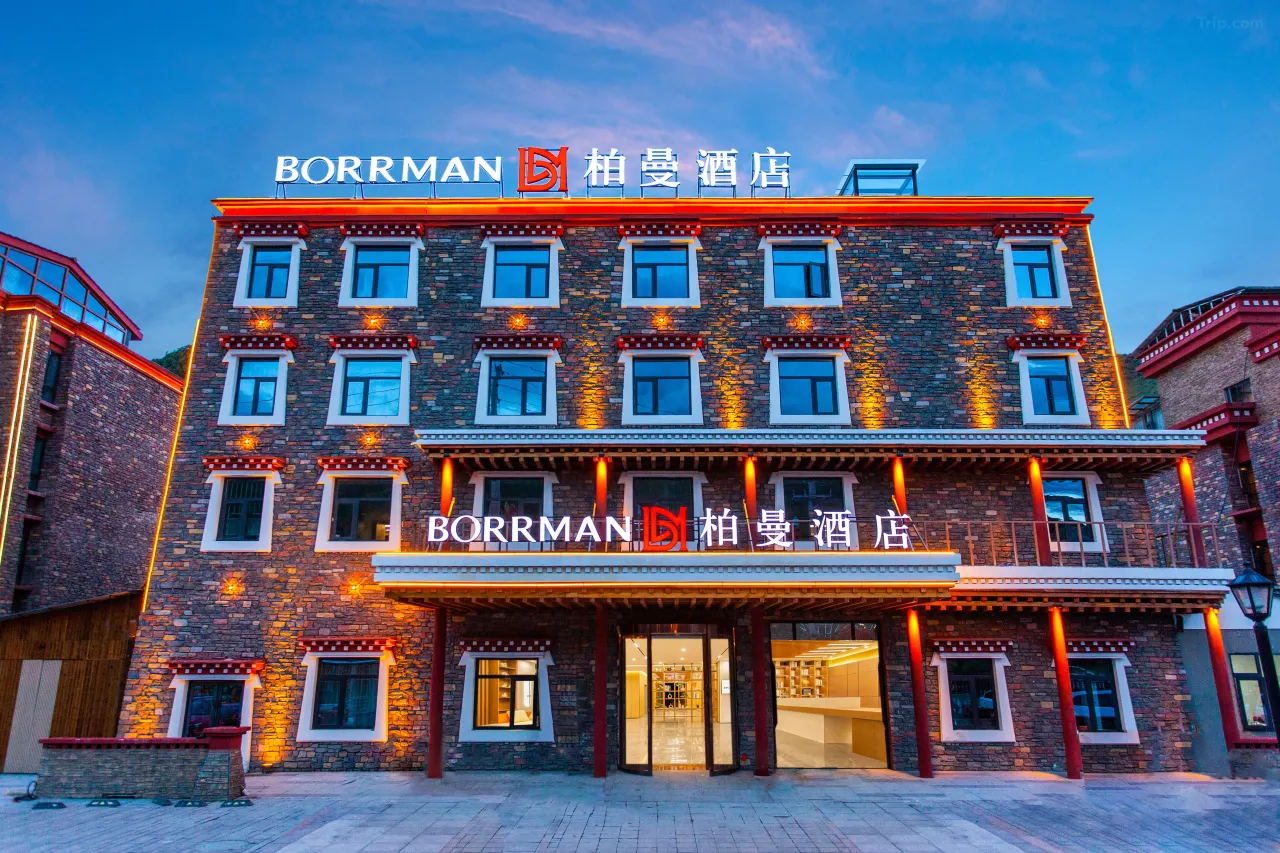 柏曼酒店（康定新都桥摄影天堂小镇店）外观及山景
